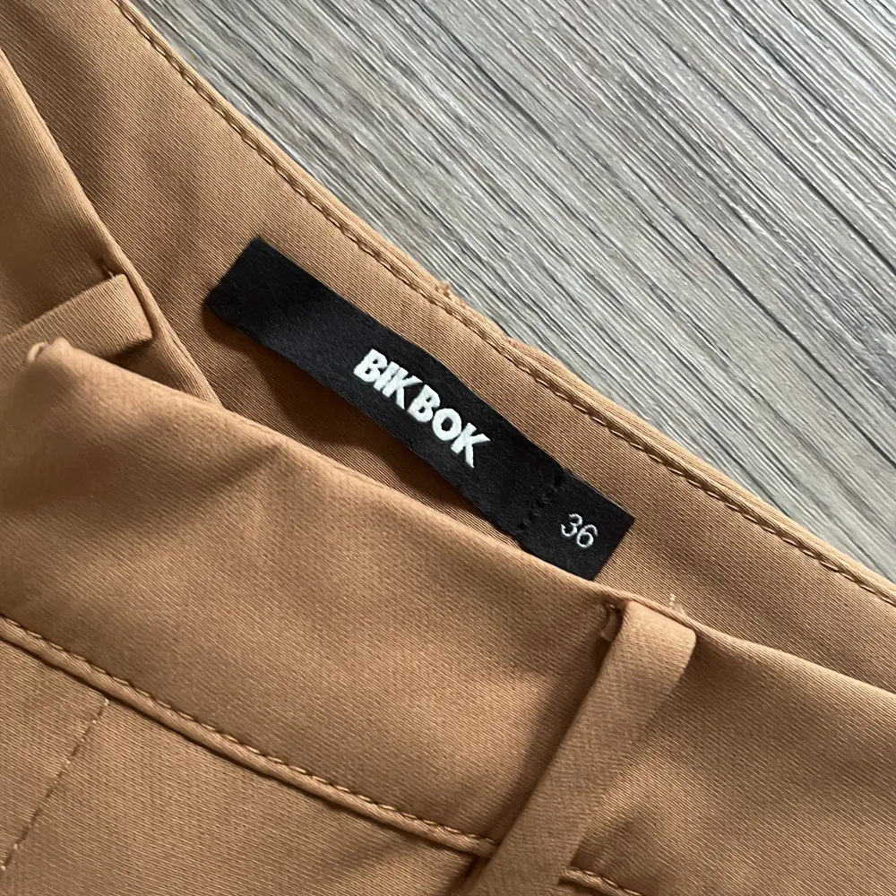 Beige/bruna kostymbyxor ifrån Bikbok i storlek 36. Väldigt fint skick. Jeans & Byxor.