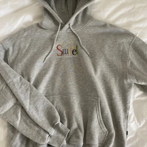 Hoodie Sweet SKBTS - Supermysig hoddie från Sweet SKBTS. Den är sparsamt använd. Den är i storlek SMALL och sitter oversize på mig som normalt har S. 
