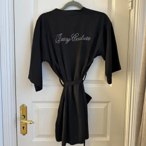 Juicy Couture kimono - Juicy couture kimono/morgonrock i storlek xs, sparsamt använd och alla stenar är kvar. Priset är diskuterbart! Köparen står för frakten🩷