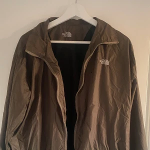 Northface jacka  - Fin tunn jacka från northface. Typ brungrön. Vet inte storlek men skulle gissa typ L. Skriv vid frågor🫶