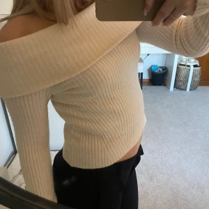 vit stickad off shoulder tröja 🤍 - aldrig använd❣️Storlek M men passar även S!