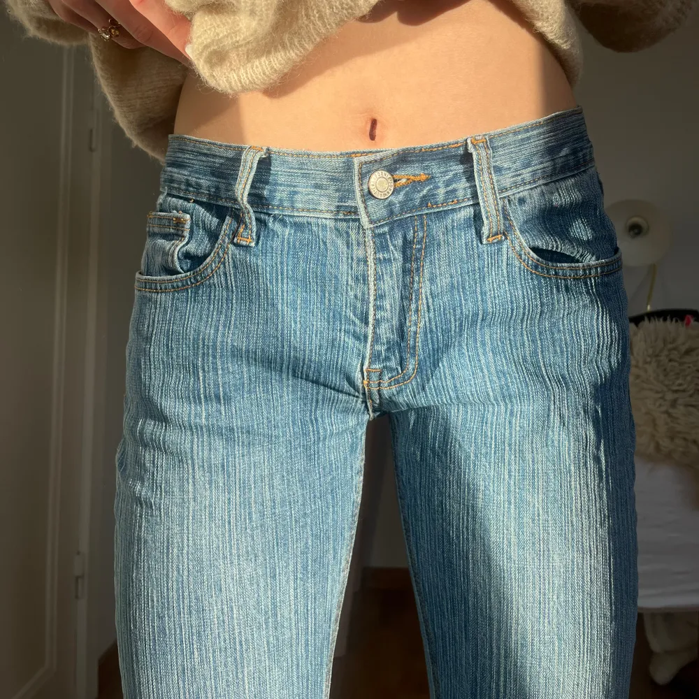 Brandy Melville Brielle 90s blå jeans som passar storlek S❤️ Lätt slitna längst ner men inget märkbart. Jag är 165 för referens❤️. Jeans & Byxor.