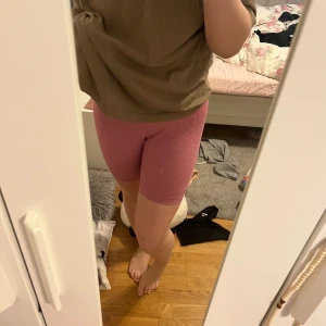Rosa tränings shorts  - Mjuka och väldigt sköna med en sak vid rumpan som får den att se finare ut ! 