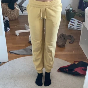 Gula mjukisbyxor - Gulliga mjukisbyxor, väldigt sköna men säljer eftersom dom inte kommit till användning. Köpta på Monki för cirka 200kr, pris går att diskutera💗