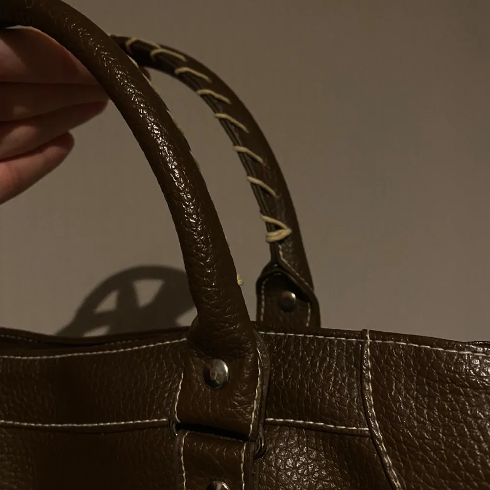 Säljer denna ursnygga Balenciaga inspererade citybag, är i brunt läder med nylon på insidan, har en liten skråma på baksidan men annars i fint skick. Är rymlig så du får både plats med dator och necessär🤎🤍. Väskor.