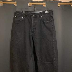 Ett par J.Lindeberg jeans i toppskick. Nypris 1500 mitt pris 500. Har ett till par i samma färg och storlek. Hör av er om ni har några funderingar!
