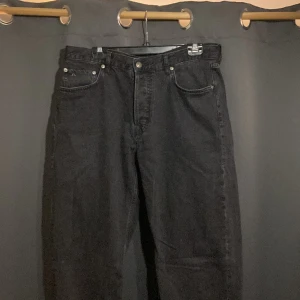 J.Lindeberg Jeans - Ett par J.Lindeberg jeans i toppskick. Nypris 1500 mitt pris 500. Har ett till par i samma färg och storlek. Hör av er om ni har några funderingar!