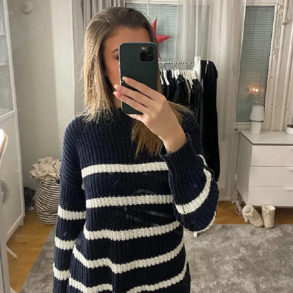 Så snygg oversized stickad tröja! Storlek L men sitter snyggt oversized på mig som vanligtvis bär S💘 använd gärna köp nu!🛍️💕. Stickat.