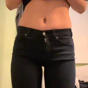 Midwaist bootcut jeans - Jätte snygga bootcut jeans i storlek 32/34/36 som är väldigt stretchiga. Köpt för 5 år sedan men knappt använda. Super sköna. Säljer för dom är lite korta jag är 180 cm lång 