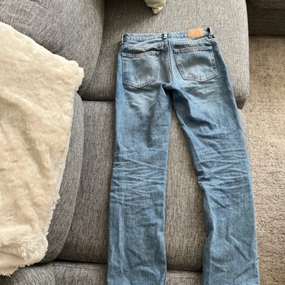 Säljer dessa fina midwaisted jeansen som är sparsamt använda. Har sprättat vid benen och passar mig perfekt i längden (är ca 163 cm). De är från weekday i storlek 25/30, modellen pin. Ställ frågor/fler bilder💖. Jeans & Byxor.