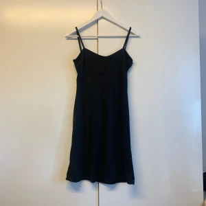Snygg basic klänning - Säljer denna klänning som inte kommit till användning, går att klä upp och ner🙌🏽