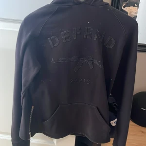 Deffend Paris  - Storlek smal 