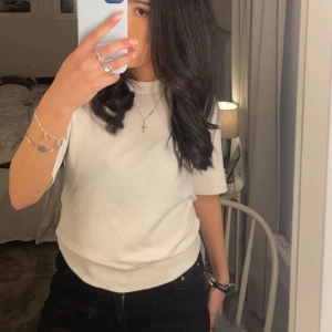 Vit tröja  - Storlek xs, använd 2 gånger