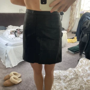 Läderkjol - Cool läderkjol i mjukt material! 