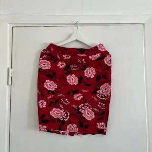 Tight blommig kjol - Härligt röd och blommig kjol men liten slits i mitten där bak, tyckte denna kjol dolde min mage ganska bra med alla mönster. Lite tightare vilket gör att den sitter som en smäck och ger en snygga former! 