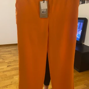 Oranga kostymbyxor  - Jättefina kostymbyxor som sitter perfekt på kroppen. Har dock aldri kommit till användning. Byxorna är rätt tunna så blir perfekt till våren 