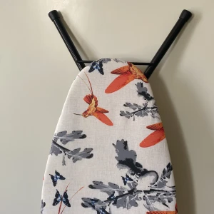 Strykbräda - Nästan aldrig använd. Man kan justera höjden på den.   112 x 32 cm