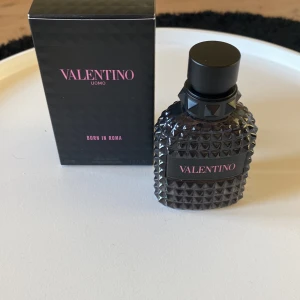Valentino born in Roma sampels  - 2ml (50kr), 5ml (75kr), 10ml (125kr)  Vill man köpa hela (25ml kvar) så kommer det kosta 279kr