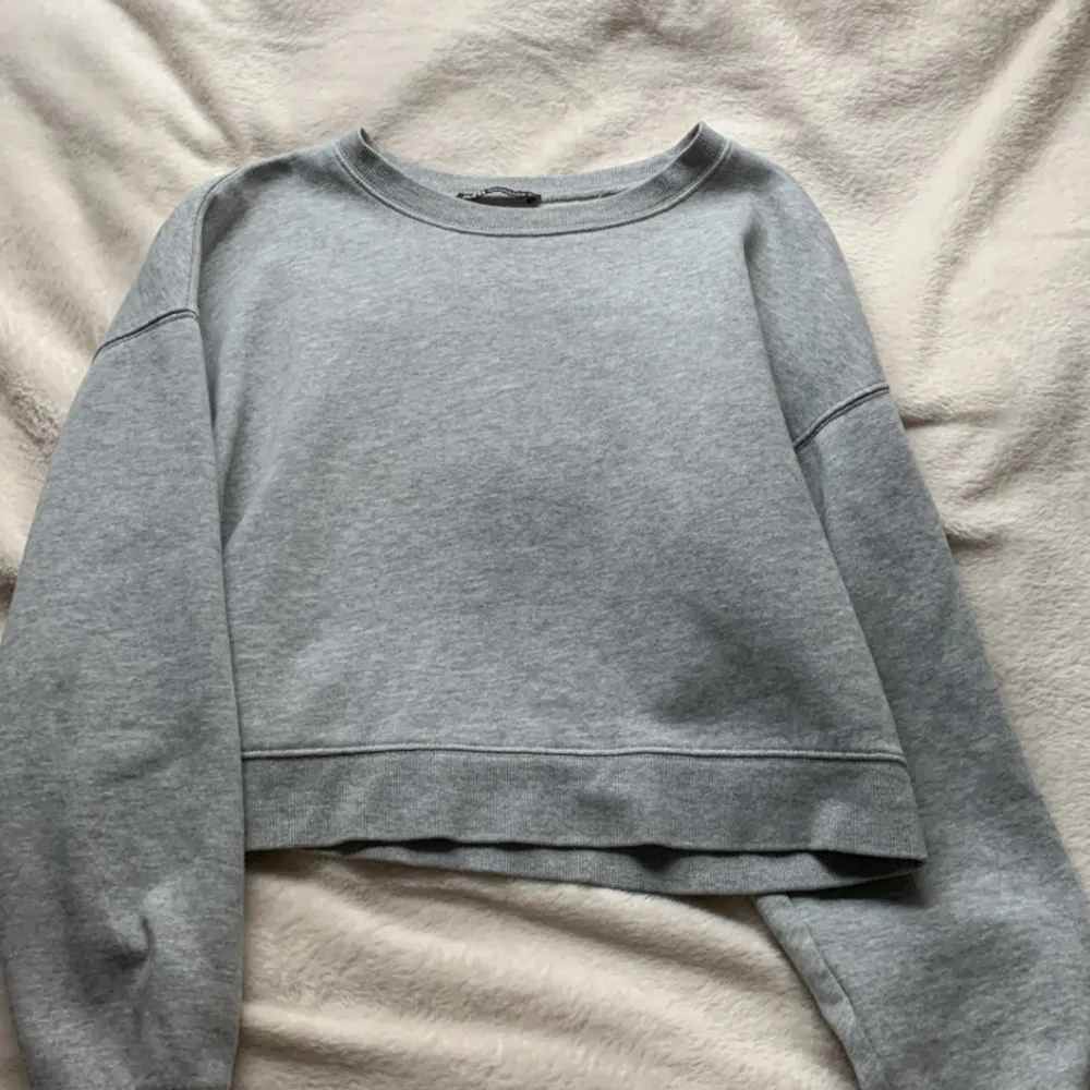 En grå skön sweatshirt från Zara som jag tyvärr inte använder så mycket längre🤍 skriv för frågor eller fler bilder 🤍. Tröjor & Koftor.
