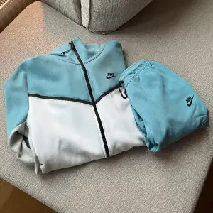 Säljer mitt Nike tech fleece set i färgen ”baby blue”, storlek M i både byxor och tröja. Inte alls mycket använt så väldigt bra skick. 