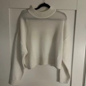 Stickad tröja 💕💕💕 - Fin vit stickad tröja från Hm i storlek M, men sitter som S 💕 Säljer eftersom jag inte gillar att den har en liten krage. Änvänd 2-3 gånger. Köparen står för frakten! Tryck köp nu. Skriv om du skulle ha några frågor 💕