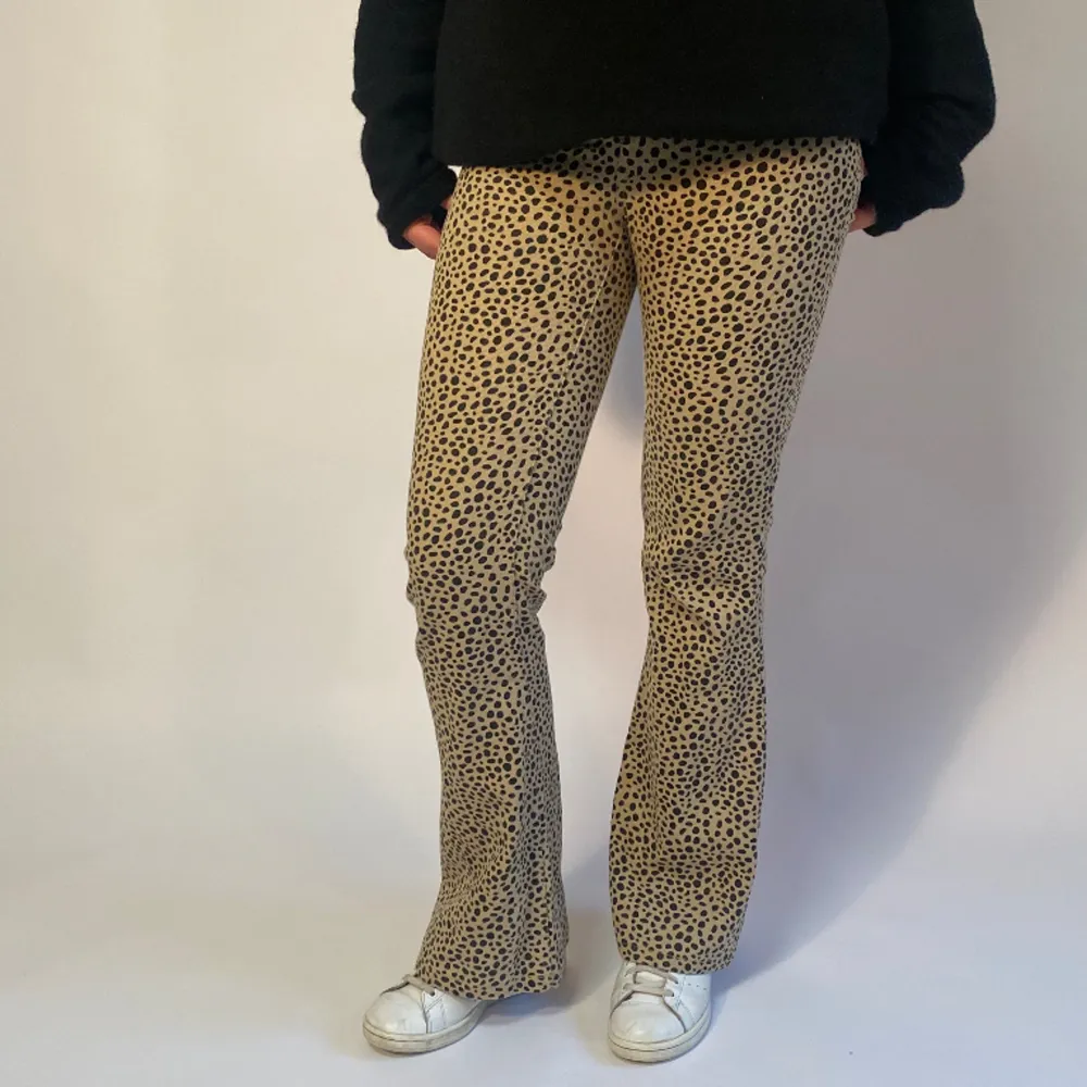 Snyggaste bootcut leopardjeansen! . Jeans & Byxor.