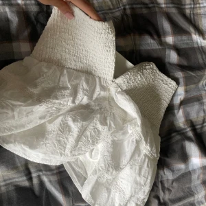 Kjol med brodering - Jätte söt vit kjol från zara med broderlig💓Ny skick, använd en gång!