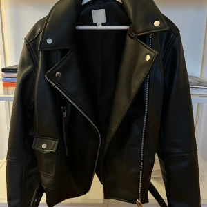 Skinnjacka h&m - Använd få gånger  Oversized skitsnygg skinnjacka/passar perfekt till våren samt sommarkvällar över en fin klänning. . 