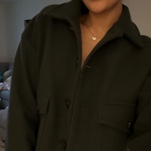 Vårjacka/Zara jacka/Boucle/meotine liknande jacka  - Nyskick- endast testad. Slutsåld på ZARAs hemsida. Riktigt snygg vårjacka