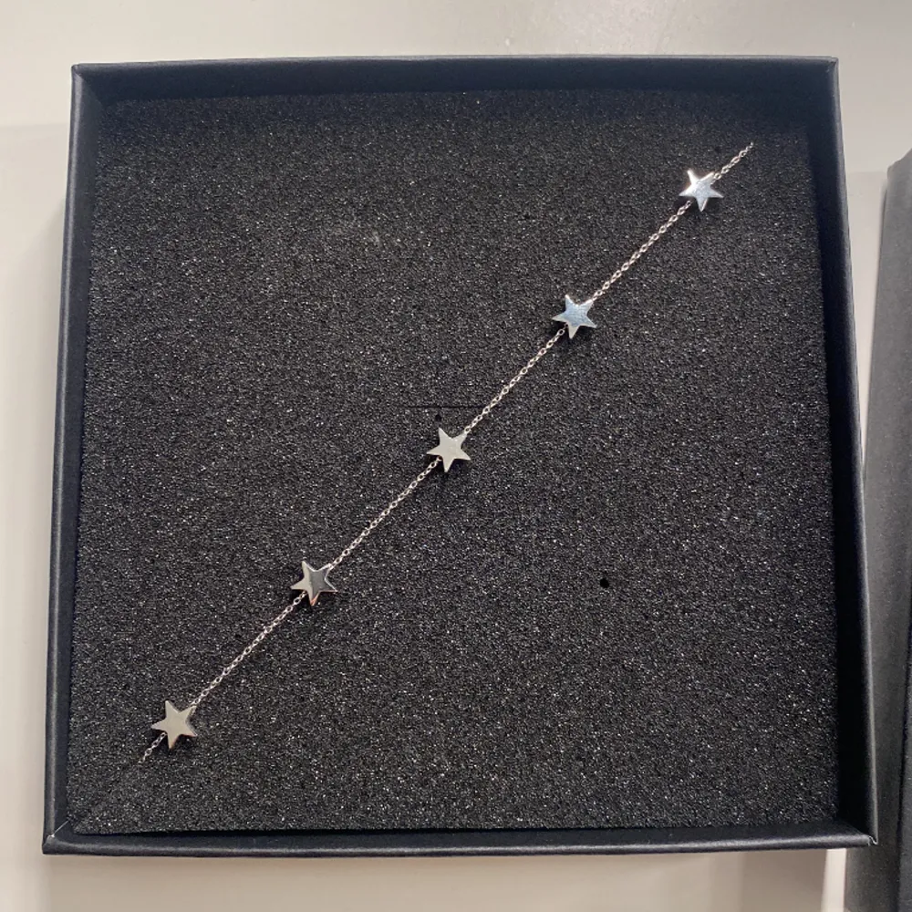 Säljer mitt halsband från Edblad i silver, använt Max fem gånger  :Ny pris 399 Du står för frakten. Accessoarer.