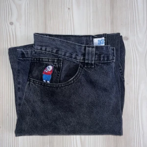 Polar big boy - säljer ett par Polar Big Boys i färgen svart blå svåra att få tag i. säljer dom då dom inte kommer till användning längre. Byxorna har inga defekter och är som nya. Storlek M Orginal pris 1400kr så säljer för 600kr  Köparen står för frakt!