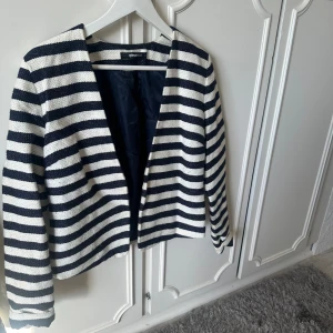 Jacka  - En jacka/cardigan som är perfekt nu till våren🤍 Storlek 40 men sitter som en S