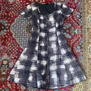 Your face klänning - Cool gråmönstrad klänning från your face. Inga skador eller defekter, mellanlång och knäppning framtill. Skriv för fler bilder!! 🫶