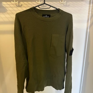 Stone Island Tröja - Sällsynt Stone Island Tröja - Skick: 9/10 - Storlek M -  Säljer  för 700kr - PM  vid intresse. Inga byte eller snabbtaffär priser.