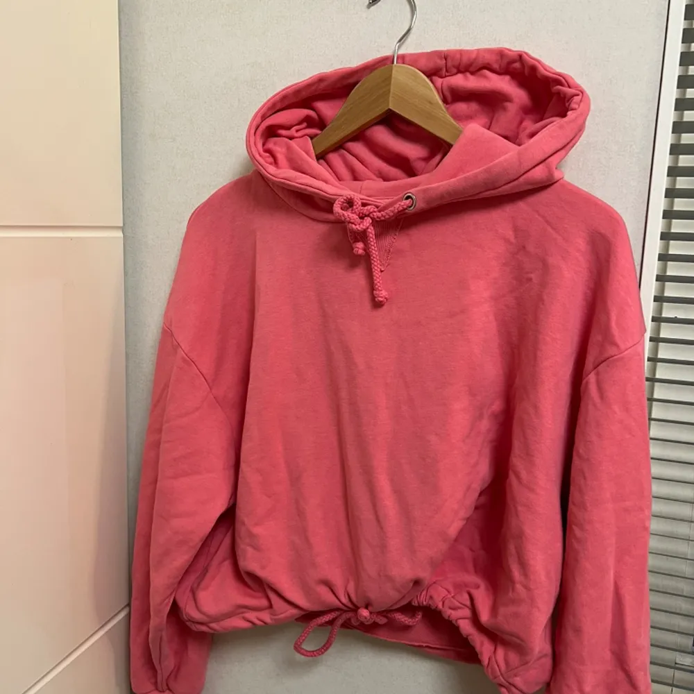 Säljer en rosa hoodie från Bikbok som går att knyta åt både upp till och ner till, hoodien är lite använd och i bra skick🥰. Hoodies.