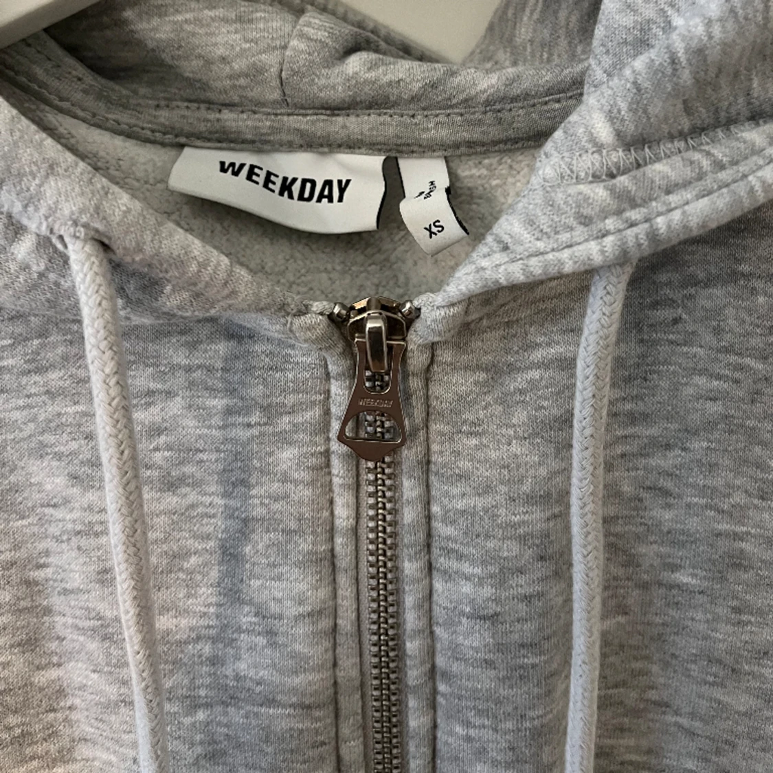 Grå zip hoodie weekday  - 90