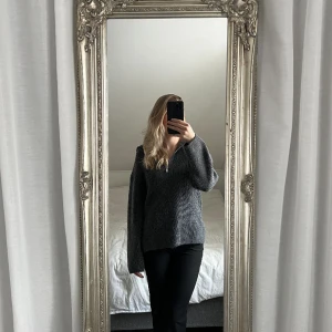 Stickad tröja  - Superfin mörkgrå stickad tröja med dragkedja/krage, från Gina tricot. Använd ett fåtal gånger, bra skick. Storlek XS 💕💕