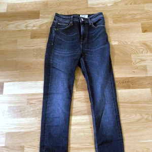 Tiger of Sweden jeans - I jättefint skick, gott om stretch men i tjock, rejäl kvalitet. Superfin mörkbllå färg. Storlek 27/32. Svarar på alla frågor 💛