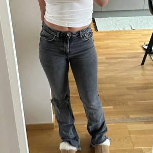 Gråa jeans från ginatricot i bootcut och low waist modell, storlek 32 men passar även mej som brukar ha 34
