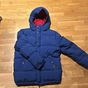 Polo Ralph lauren jacka  - Hej, säljer nu min polo Ralph lauren jacka. Säljer pågrund av att den är förliten skick 9/10 