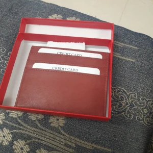 Korthållare av äkta läder  - - Korthållare av äkta läder i olika färger  - Direkt från fabrik  - Tillkommer med förpackning