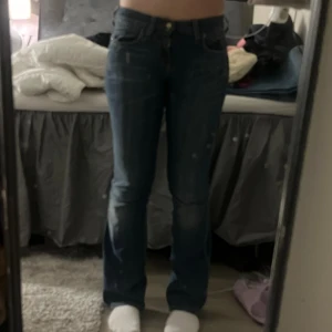 Lågmidjade jeans  - Lågmidjade jeans från lee mått finns på sista bilden jag är 165 o dem passar mig i längden storlek som sagt vet ej men skulle säga 34-36 
