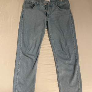 Jeans från asos, herr modell. Passar någon runt 180cm skulle jag säga.