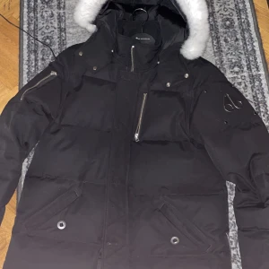 Moose jacka - Hejsan säljer nu min äkta moose jacka ny skick kvitto finns alla tags finns kvar kom pm:) Snabbt affär sänker priset