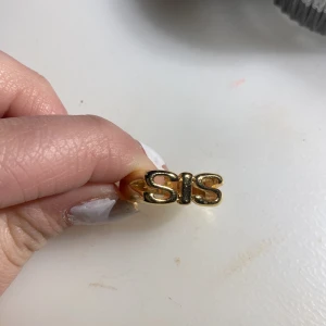 Guld ring  - Tror den är i rostfritt stål men ej säker!! Säljer pga att jag endast använder silver smycken 💕