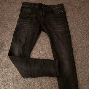 Replay jeans mörkgrå - Replayjeans (annbass) mörkgrå fint skick slum fit 34/34 