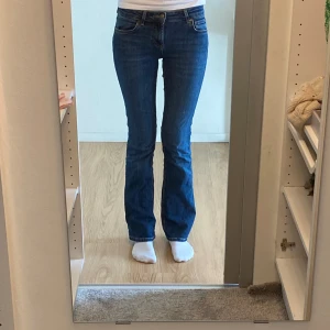 Low waist bootcut jeans - Innerbenslängd: 80cm  Midja: 34cm (stretchiga)