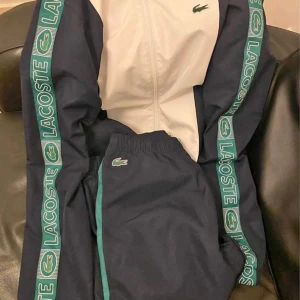 Lacoste tracksuit - Hej säljer min helt oanvända Lacoste tracksuit som jag köpte i london och den finns ej mer, den är storlek S. Säg gärna ett rimligt pris och så tar vi det därifrån!
