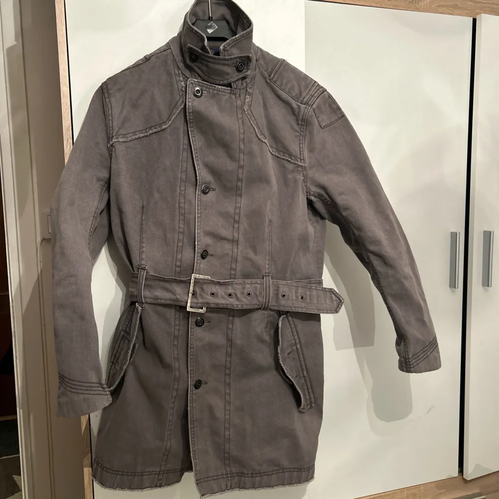 Grå denim trenchcoat i bra skick från Divided. Har coolt mönster innanför och man kan både ha kragen öppen och stängd! Storlek L. . Jackor.