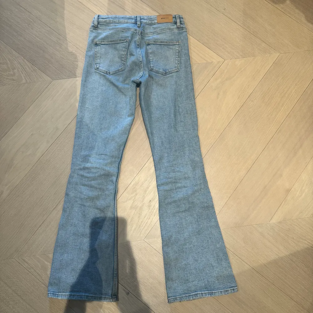 Jag säljer dessa jättefina glitter jeans, de är i helt nyskick. Jag har använt de 7 gånger. Men endå i fint skick. De är i storlek 158 , är ifrån gina Young. Säljer de för 175kr då nypris är 400 kr. Jag säljer de då de tyvärr är för små. Jeans & Byxor.